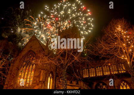 Melton Mowbray 1 dicembre 2017: St Marys Church un edificio drammatico città divenne lo sfondo per l'annuale mostra di fuochi d'artificio di luci di Natale, anche coinciso con la prima notte di apertura dopo che un progetto di restauro del 180000 aveva finito. Credit: Clifford Norton/Alamy Live News Foto Stock