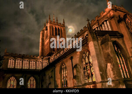 Melton Mowbray 1 dicembre 2017: St Marys Church un edificio drammatico città divenne lo sfondo per l'annuale mostra di fuochi d'artificio di luci di Natale, anche coinciso con la prima notte di apertura dopo che un progetto di restauro del 180000 aveva finito. Credit: Clifford Norton/Alamy Live News Foto Stock