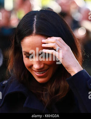 Nottingham, Regno Unito. 01 Dic, 2017. Meghan Markle con il suo anello di fidanzamento. S.a.r. il principe Harry (Galles) e Meghan Markle sul loro primo impegno ufficiale insieme, poiché annunciando il loro impegno in precedenza durante la settimana. Hanno iniziato la loro visita alla giustizia nazionale Museo, prima di raggiungere a piedi il Nottingham contemporaneo, che ospita un Terrence Higgins Trust World Aids Day carità eque in Nottingham, Nottinghamshire, in data 1 dicembre 2017. Credito: Paolo Marriott/Alamy Live News Foto Stock