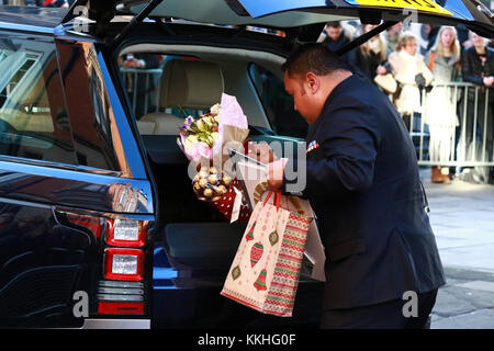 Nottingham, Regno Unito. 01 Dic, 2017. Regali per la coppia sono caricati nella propria automobile. S.a.r. il principe Harry (Galles) e Meghan Markle sul loro primo impegno ufficiale insieme, poiché annunciando il loro impegno in precedenza durante la settimana. Hanno iniziato la loro visita alla giustizia nazionale Museo, prima di raggiungere a piedi il Nottingham contemporaneo, che ospita un Terrence Higgins Trust World Aids Day carità eque in Nottingham, Nottinghamshire, in data 1 dicembre 2017. Credito: Paolo Marriott/Alamy Live News Foto Stock