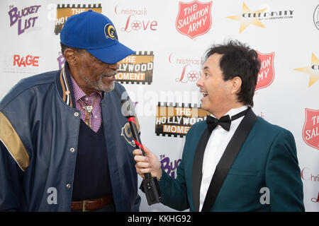 Los Angeles, California, USA. Il 30 novembre 2017. rosey grier è intervistato da Jaime monroy all'Esercito della salvezza red bollitore kickoff di celebrità 2017 all'originale farmers market a los angeles, la California il 30 novembre 2017. Credito: sheri determan/alamy live news Foto Stock