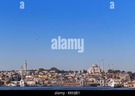 Colorata vita cityscape di lo stretto del Bosforo Istanbul Turchia. Foto Stock