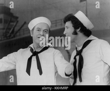 Fotografia di Bob Hope e Tom Jones nel 1970, che cattura un momento di collaborazione tra l'iconico intrattenitore e cantante leggendario. Foto Stock
