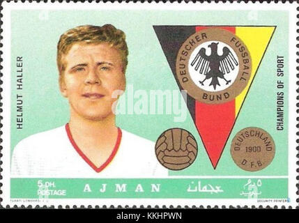 Un francobollo Ajman del 1969 con Helmut Haller, un calciatore tedesco noto per il suo ruolo nella Coppa del mondo FIFA 1966. Haller è stato un giocatore chiave della Germania Ovest e ha avuto una carriera di successo in Germania e in Italia. Foto Stock