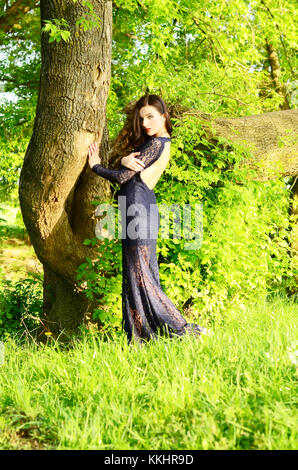 Giovane bella ragazza carina di moda vestire foresta all'aperto fashion concept. Foto Stock