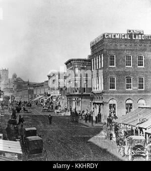 Una foto in bianco e nero del 1875 che mostra il lato est di Peachtree Street ad Atlanta, Georgia, catturando aziende come il laboratorio chimico di W. J. Land e la drogheria Henry R. Powers. La prima Chiesa metodista è in costruzione. Foto Stock