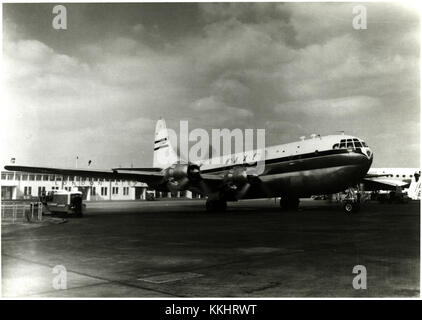 Vista frontale a metà destra della West African Airways Corporation (WAAC) Boeing 377-10-32 Stratocruiser (probabilmente r/n G-AKGI, c/n 15975) che parte dal terminal dell'aeroporto di Londra; circa 1958. West African Airways Corporation (WAAC) Boeing 377-10-32 Stratocruiser Foto Stock