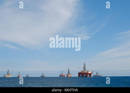 Di perforazione offshore di navi e di piattaforma su orizzonte Foto Stock