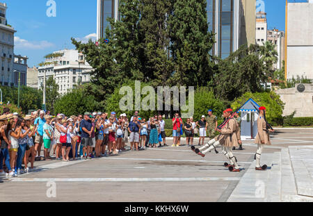 I turisti a guardare il cambio della guardia presso la tomba del Milite Ignoto, Piazza Syntagma, Atene, Grecia Foto Stock