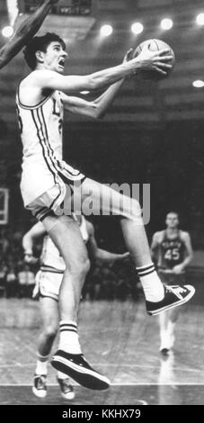 Pete Maravich, un rinomato giocatore di basket, è evidenziato in questa immagine del 1967. Noto per le sue abilità e il suo stile di gioco, Maravich ha dato un contributo significativo al basket professionistico. Foto Stock