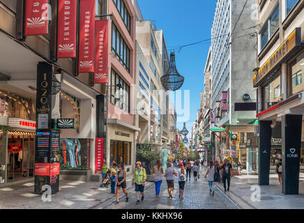 Negozi di Ermou Street nel centro di Atene, Grecia Foto Stock