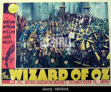 Questa lobby card di "il mago di Oz" mostra i personaggi iconici del film del 1939, mettendo in risalto il colorato mondo fantasy e l'amato cast di personaggi. Foto Stock