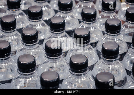 Molte bottiglie di acqua - bottiglie in plastica nel retail - bottiglie in plastica PET di acqua Foto Stock