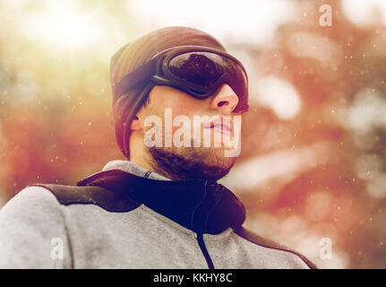 Uomo sportivo con maschere da sci in inverno all'aperto Foto Stock