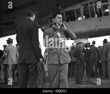 Il dirigibile Hindenburg fece il suo primo atterraggio negli Stati Uniti nel 1936, segnando un momento storico nell'aviazione quando arrivò a Lakehurst, New Jersey per una dimostrazione pubblica. Foto Stock