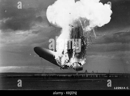 Il disastro di Hindenburg si verificò il 6 maggio 1937, quando il dirigibile passeggeri tedesco LZ 129 Hindenburg prese fuoco mentre tentava di atterrare a Lakehurst, New Jersey. L'incidente ha causato la perdita di 36 vite umane ed è uno dei più famigerati disastri dirigibili della storia. Foto Stock