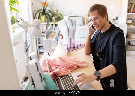 Designer di moda chiamando sullo smartphone in studio Foto Stock