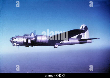 Questa immagine raffigura il B-17 Flying Fortress, parte del 457th Bombardment Group. Il B-17 fu un bombardiere significativo durante la seconda guerra mondiale, noto per la sua durata ed efficacia. Foto Stock