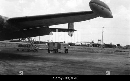 La rampa della Korat Royal Thai Air Force base (RTAFB) fu una posizione strategica durante la guerra del Vietnam, ospitando una varietà di aerei, tra cui l'EC-121, un aereo di sorveglianza militare. Questa base ha svolto un ruolo cruciale nelle operazioni statunitensi nel sud-est asiatico durante l'era della guerra fredda. Foto Stock