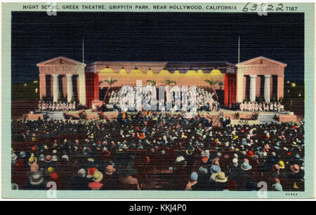 Questa immagine raffigura una scena notturna del Teatro Greco situato a Griffith Park, Los Angeles, vicino a Hollywood. L'anfiteatro all'aperto è illuminato contro il cielo buio, mostrando il suo significato storico come importante luogo culturale per concerti e spettacoli. Foto Stock