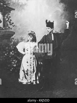 Questa fotografia raffigura bambini della nobiltà russa vestiti con abiti tradizionali contadini, che riflettono le complesse dinamiche sociali e culturali della Russia durante il periodo imperiale. Foto Stock