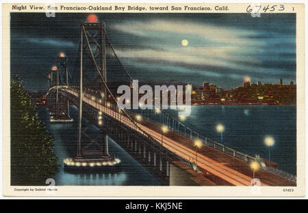 Una vista notturna del San Francisco-Oakland Bay Bridge illuminata, con particolare attenzione al percorso che conduce a San Francisco. L'iconico ponte collega le città di San Francisco e Oakland, note per le sue splendide viste notturne e il significato architettonico. Foto Stock