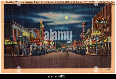 Una fotografia notturna di Fremont Street a Las Vegas, Nevada, che guarda verso ovest verso la Union Pacific Station, che mostra l'ambiente urbano illuminato della strada iconica. Foto Stock