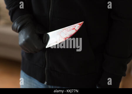 Close up penale con il sangue sul coltello Foto Stock