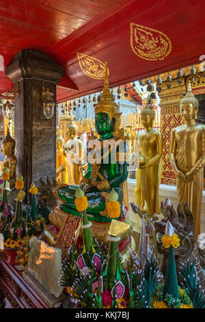 Il Buddha di smeraldo santuario di Doi Suthep tempio Buddista vicino a Chiang Mai nel nord della Thailandia. (Il tempio è spesso indicato come 'Doi Suthep" sebbene th Foto Stock