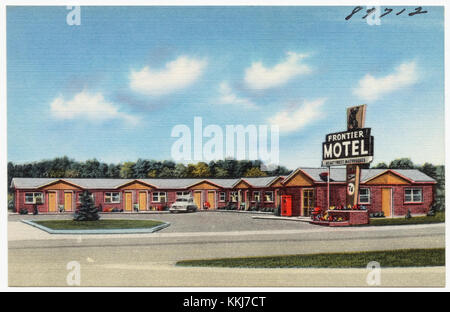 Il Frontier Motel, probabilmente un motel lungo la strada, riflette l'architettura stradale americana della metà del XX secolo. Popolare negli anni '1950 e '1960, rappresenta la cultura di viaggio americana del dopoguerra e l'industria dell'ospitalità. Foto Stock