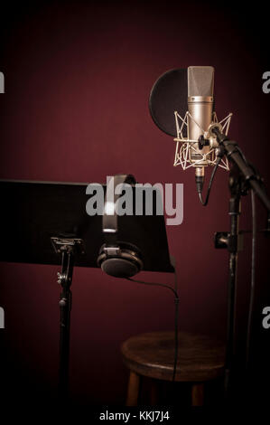 Voice recording studio istituito, con microfono, music stand e cuffie, verticale Foto Stock