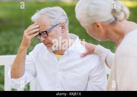 Senior l uomo che soffre di mal di testa all'aperto Foto Stock