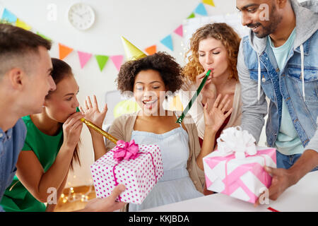 Il messaggio di saluto del team un collega in ufficio festa di compleanno Foto Stock