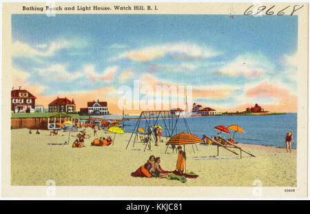 Fotografia che mostra la spiaggia balneare e il faro di Watch Hill, Rhode Island. La zona è rinomata per le sue spiagge adatte alle famiglie, tra cui la spiaggia di Carousel con bagnini e servizi, e lo storico faro di Watch Hill, operativo dal 1809. Foto Stock
