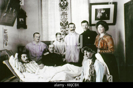 UNDATED: Le figlie di Tsar Nicholas II Anastasia (nata nel 1901) e Maria Romanov (nata nel 1899) visitano i soldati feriti in ospedale durante la prima guerra mondiale. La serie delle immagini uniche sono state scattate dallo stesso Tsar Nicholas II o da persone vicine alla famiglia reale. Furono realizzati nel 1915-1916, gli anni più terribili della prima guerra mondiale. Nicola II fu un fotografo insaziabile. Si occupò in modo particolare delle foto, le archiviò con cura in numerosi album. Tramandò il suo amore per la fotografia a Maria, sua terza figlia, che è responsabile della colorazione della maggior parte delle foto. (Foto: LASKI Diffus Foto Stock