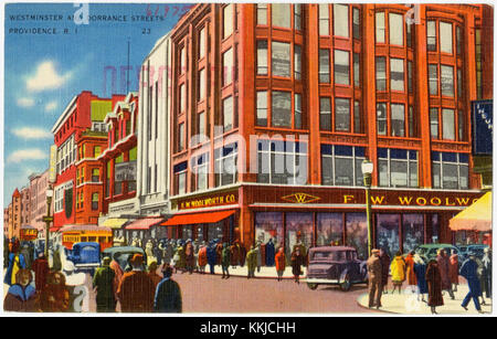 Una fotografia degli anni '1930 che cattura l'incrocio tra Westminster Street e Dorrance Street a Providence, Rhode Island, mostrando il paesaggio urbano e l'architettura dell'epoca. Foto Stock