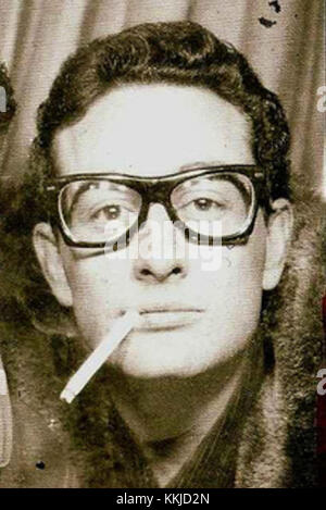 Una fotografia del 1959 cattura Buddy Holly, l'influente musicista rock and roll americano noto per i suoi successi come "Peggy sue" e "That'll Be the Day". La musica e lo stile innovativi di Holly hanno lasciato un impatto duraturo sul genere. Foto Stock