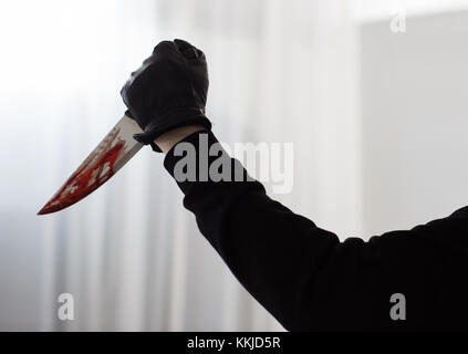 A braccetto con il sangue sul coltello Foto Stock