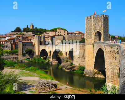 Vista del borgo medievale di Besalu in Girona - Spagna Foto Stock