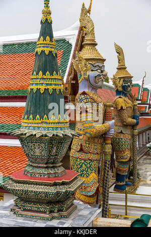 Bangkok, Tailandia. Demon tutori (Yakshas) nella Royal Grand Palace motivi. Foto Stock