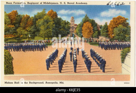 Formazione di mezzogiorno, reggimento di Midshipmen, U. S. Accademia Navale, Mahan Hall in background, Annapolis, MD (60662) Foto Stock