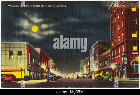 Una vista notturna di Washington Street ad Albany, Georgia, che mostra il paesaggio stradale e l'illuminazione urbana della città. Foto Stock