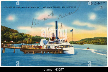 Il piroscafo Mt. Washington è una barca storica che opera sul lago Winnipesaukee nel New Hampshire. La nave offre crociere panoramiche ed è una parte iconica del patrimonio culturale del lago. Serve sia come opzione di trasporto che come attrazione turistica per i visitatori che esplorano le bellezze naturali della regione. Foto Stock