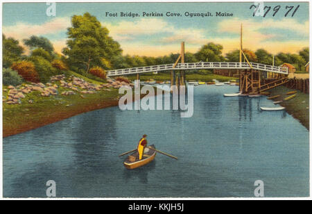 Il ponte pedonale di Perkins Cove a Ogunquit, Maine, è un passaggio pedonale panoramico e popolare che offre vedute della costa e del porto. È una caratteristica ben nota in questa città costiera. Foto Stock