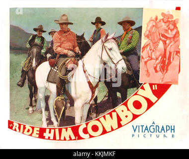 La lobby card per *Ride Him Cowboy* è un pezzo promozionale per il film WESTERN del 1932 con John Wayne, che cattura un momento chiave del film. Foto Stock
