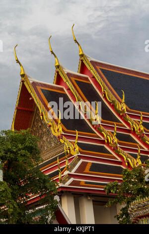 Bangkok, Tailandia. Dettagli architettonici (chofa, il curling, le estensioni appuntito in corrispondenza di ciascuna estremità che rappresentano il Garuda, il veicolo di Vishnu) sul Foto Stock