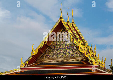 Bangkok, Tailandia. Dettagli architettonici (chofa, il curling, le estensioni appuntito in corrispondenza di ciascuna estremità che rappresentano il Garuda, il veicolo di Vishnu) sul Foto Stock