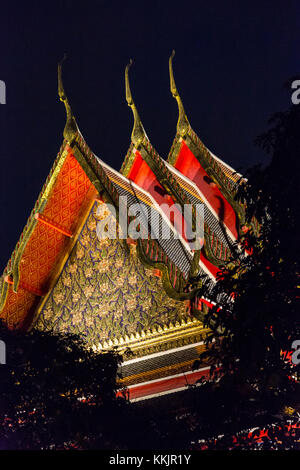 Bangkok, Tailandia. Night Shot di dettagli architettonici (chofa, il curling, le estensioni appuntito in corrispondenza di ciascuna estremità che rappresentano il Garuda, il veicolo di V Foto Stock