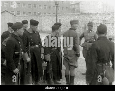 La rivolta del ghetto di Varsavia del 1943 fu un significativo atto di resistenza contro le forze naziste. La Umschlagplatz, una piazza dei trasporti a Varsavia, servì come punto di raccolta per gli ebrei deportati nei campi di concentramento durante l'Olocausto. Foto Stock