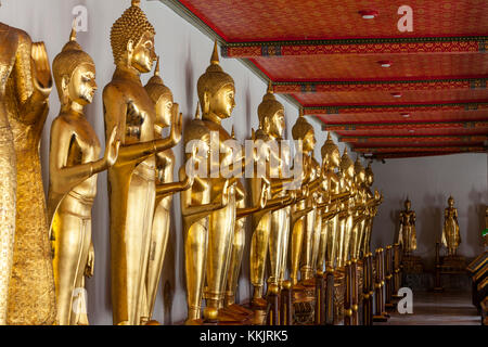 Bangkok, Tailandia. Buddha nel chiostro (Phra Rabiang) circondante il chedis del primo quattro Rama Kings, Wat Pho tempio composto. Foto Stock